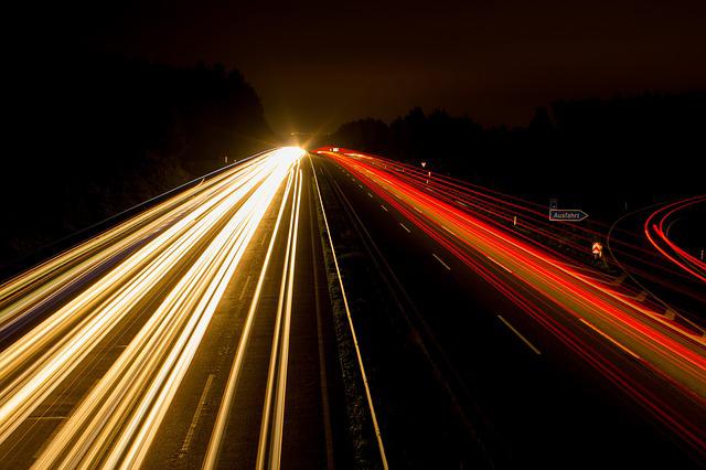 Oświetlenie pojazdów – jak wybrać lampy przednie i tylne. O reflektorach samochodowych słów parę